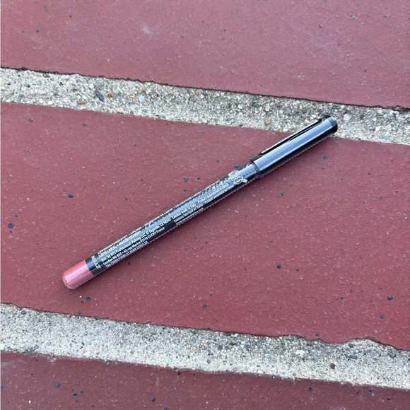 NYX Matte Lip Pencil - BRUNCH ME - Picture 2 of 3